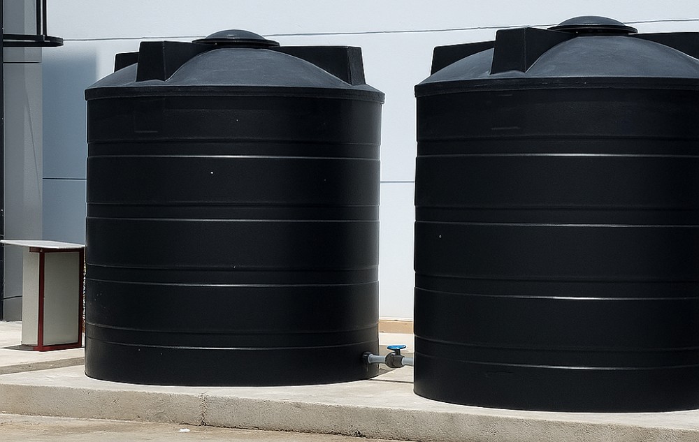 Mustat juomavesisäiliöt